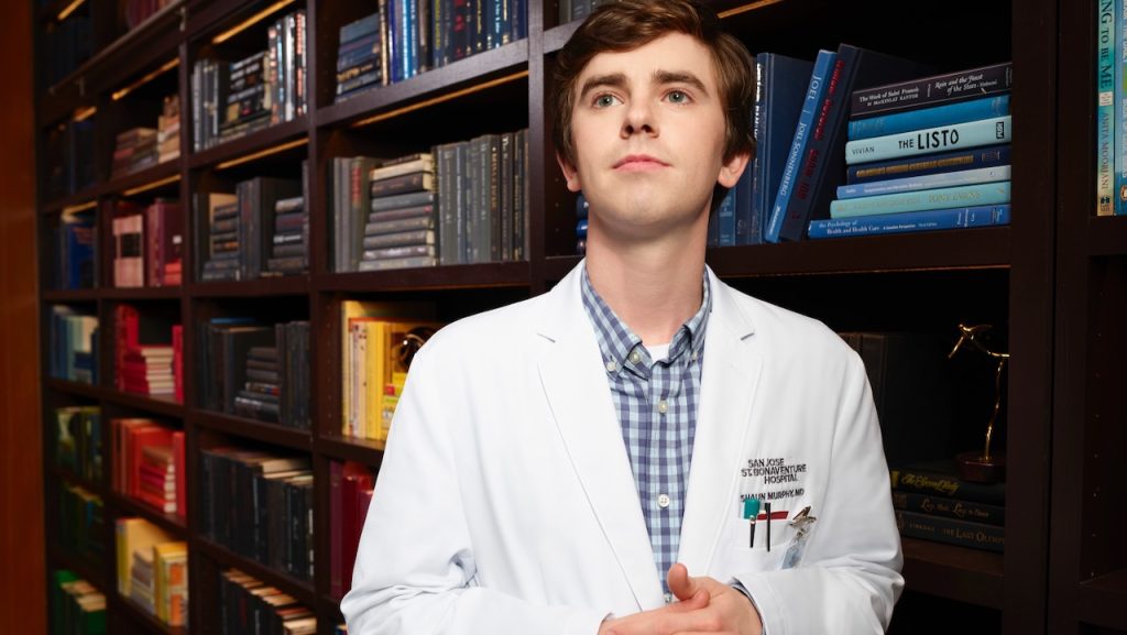 Une image promotionnelle de Freddie Highmore en tant que Dr Shaun Murphy sur le drame médical ABC, The Good Doctor