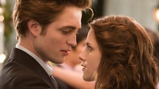 A still image of Edward Cullen and Bella Swan in the first Twilight movie.