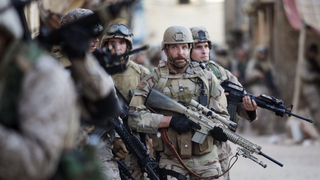 Bradley Cooper memerankan Segel Angkatan Laut AS Chris Kyle di American Sniper