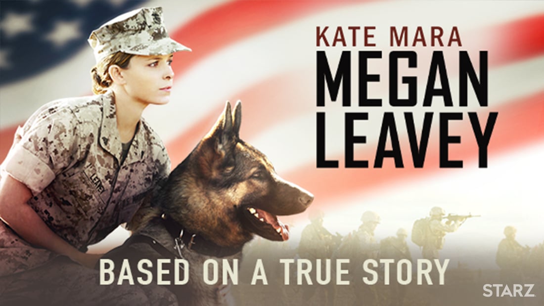 Kara Mara mit einem deutschen Schäferhund Militärkampf im Film Megan Leavey